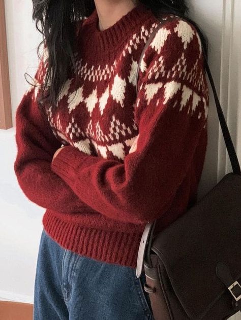 Korean Christmas outfit: fun sweater Christmas Outfits Aesthetic Casual, Subtle Christmas Outfit, Masc Christmas Outfits, Aesthetic Christmas Sweater, Red Sweater Outfit Winter, Christmas Sweater Aesthetic, Korean Christmas Outfit, Ugly Sweater Outfit, Christmas Outfit Red