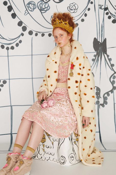 Tsumori Chisato Pre-Fall 2019 Chic Winter Coat, Haute Couture Embroidery, Pre Fall Fashion, Tsumori Chisato, Couture Embroidery, Quirky Fashion, Blush Dresses, Tea Rose, Embroidery Fashion