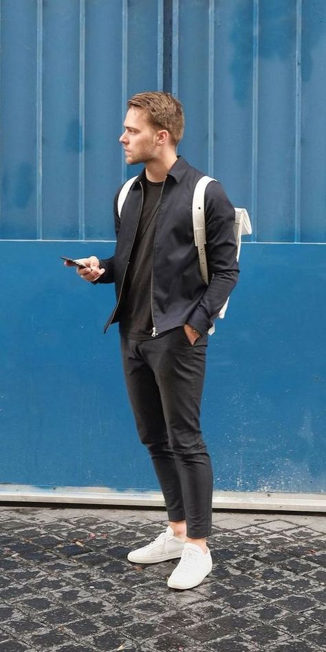 a minimalist fall look with a black tree, black pants, a navy shirt with a zip, white sneakers and a backpack Minimalist Outfit Men, Winter Essentials For Men, Men Minimalist Fashion, Minimalist Outfits, Minimalist Street Style, Minimalist Fashion Men, Minimalist Men, Fashion Minimalist, Mens Fashion Blog