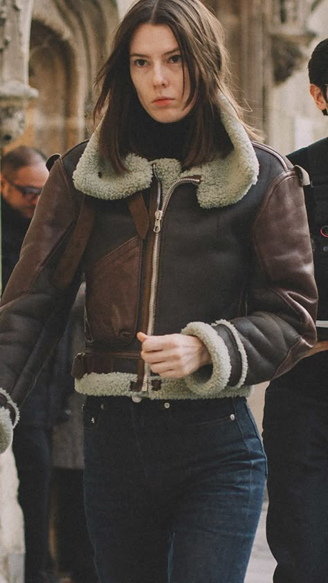 Shearling Jacket Outfit Women, Shearling Jacket Outfit, Trending Fashion Ideas, Sarah Christine, Pfw Street Style, Shearling Jacket Women, Ny Outfits, Jacket Outfit Women, Fall Trends Outfits