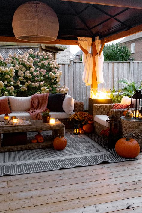 Fall Outdoor Deck Decorating Ideas, Gazebo Fall Decor, Thanksgiving Patio Decor, Fall Pergola Decorations, Fall Deck Decorating Ideas Cozy, Halloween Deck Ideas, Fall Deck Ideas, Fall Patio Decorating Ideas Cozy, Halloween Deck Decorations