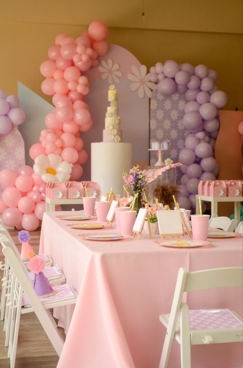 Kids Tables, Girly Party Ideas, Groovy Flowers, Groovy Birthday, Hippie Birthday, Baby Birthday Decorations, Girly Party, Flower Birthday, Birthday Planning