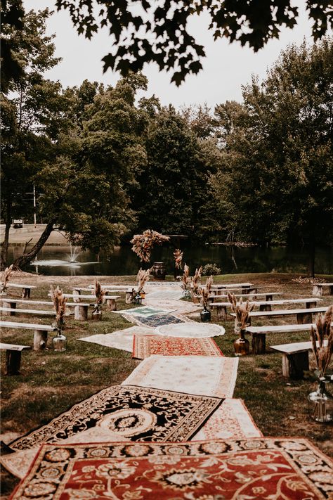 Simple Boho Outdoor Wedding, Rug Ceremony Aisle, Boho Carpet Wedding Aisle, Wedding Road Decoration, Rug At Wedding Ceremony, Turkish Rug Wedding Aisle, Boho Wedding Ceremony Seating, Aisle Rug Wedding, Outdoor Wedding With Rugs