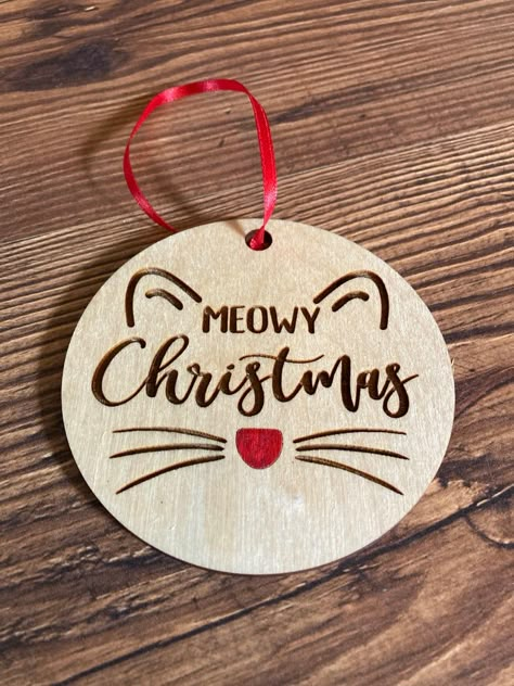 Flat Wood Ornament Ideas, Woodburning Christmas Ornaments, Cat Christmas Decorations, Diy Cat Ornaments, Woodburn Ornaments, Cat Ornaments Diy, Diy Cat Christmas Ornaments, Wood Christmas Ornaments Diy, Wood Ornaments Diy Tree Slices