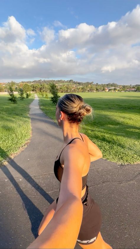 Soft Gym Aesthetic, Running Outside Aesthetic, Cardio Aesthetic Women, Summer Gym Aesthetic, Running Aesthetic Women, Gym Goals Aesthetic, Woman Running Aesthetic, Weight Lifting Women Aesthetic, Healthy Woman Aesthetic