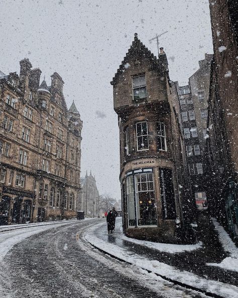 juan. |📍edinburgh, scotland on Instagram: “i’ve really enjoyed photographing the snow this winter 🌨 // edinburgh has always been that place where it’s always cold but doesn’t…” Snow In Scotland, Edinburgh In February, Winter In Edinburgh, Edinburgh In Winter, Snow Edinburgh, Edinburgh Scotland Winter, Europe Winter Aesthetic, Edinburgh Snow, Winter Season Aesthetic