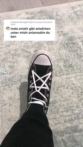 Pin de Niko em • ᴠɪᴅᴇᴏꜱ [Vídeo] | Modelos de cadarço, Customização de sapatos, Sapatos laço in 2022 | Shoe lace patterns, Ways to lace shoes, Shoe laces Diy Emo Clothes, Emo Shoes, Ways To Lace Shoes, Star Shoe, Seni Dan Kraf, Organisation Hacks, Emo Outfits, Mötley Crüe, Shoe Lace Patterns