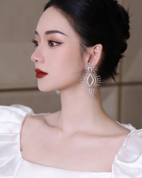 Japanese Bridal Makeup, Korean Wedding Makeup Look, Korean Bride Makeup, Korean Bridal Makeup, Korean Wedding Makeup, Engagement Photo Makeup, Marriage Makeup, Bride Makeup Natural, Asian Wedding Makeup