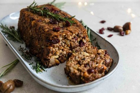 EASY VEGAN NUT ROAST — madeleine olivia Vegetarian Nut Roast, Vegan Nut Roast, Roasted Nuts Recipe, Roast Dinner Recipes, Nut Roast, Vegan Roast Dinner, Vegetarian Roast, Nut Loaf, Vegan Gravy