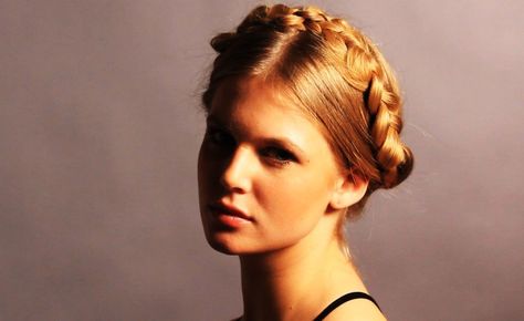 How to Do a Heidi Braid - Howcast.com Heidi Braids, Teenage Hairstyles For School, Bridesmaid Hairdo, One Braid, Hair Braid Diy, Goddess Braid, Best Braid Styles, Braided Hairstyles For School, Braids Tutorial