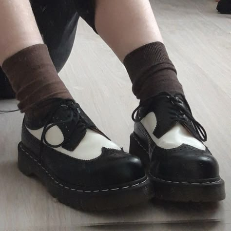 Doc Martens Black And White Oxfords, Doc Marten Bex Oxford Outfit, Oxford Shoes Black And White, Doc Martens Bex Outfit, Doc Martens Brogues Outfit, Black And White Oxford Shoes Outfit, Black And White Docs, Black And White Doc Martens, White Oxford Shoes Outfit