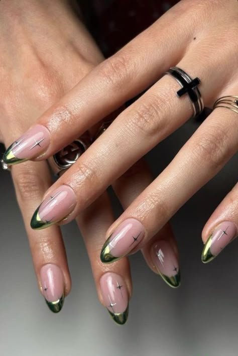 september nails Mail Tips Designs, Shiny Green French Tip Nails, Green Gold Chrome Nails, Chrome Green Nails French, Green Nail Set Ideas, Emerald Green Chrome French Tip Nails, Green Chrome Tip Nails, Green Nails With Jewels, Green Stars Nails