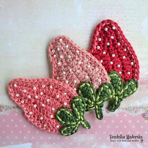 Free crochet pattern - sweet strawberry by VendulkaM Charity Crochet, Strawberry Applique, Crochet Appliqué, Crocheted Coasters, Food Crochet, Awesome Crochet, Crochet Appliques, Crochet Embellishments, Kitchen Wares