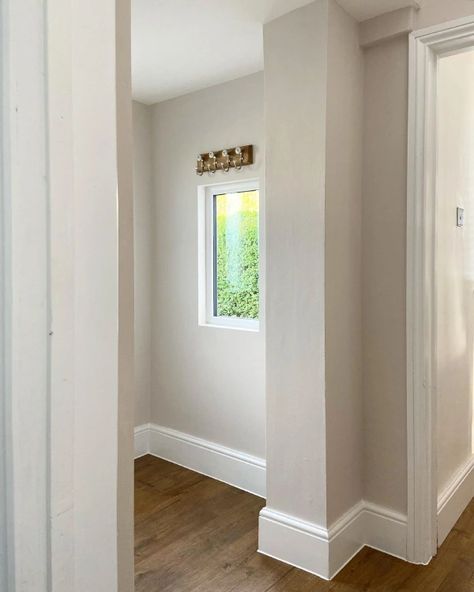 Dulux Nutmeg White entrance hallway Nutmeg White Dulux Paint Living Rooms, Gentle Fawn Dulux Paint, Dulux Hallway Colours, Dulux Nutmeg White, Warm White Paint, Entrance Idea, Dulux Paint Colours, Downstairs Wc, Hallway Colours