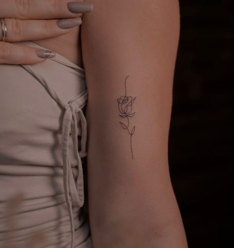 Lightning Tattoo Women Arm, Dainty Fine Line Tattoo Ideas, Small Bicep Tattoos For Women, Rose Tattoo Minimalist, Feminine Rose Tattoo, Cute Fine Line Tattoos, Birth Date Tattoo Ideas, Dainty Tattoos With Meaning, Rose Tattoo With Name