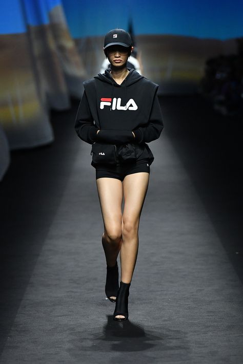 FILA Spring 2020 Ready-to-Wear Fashion Show - Sponsored - Vogue Tracksuit Outfit Women, Fitness Fashion Active Wear, Fila Sportswear, Fila Outfit, Athletic Wear Fashion, Sporty Wear, Fitness Fashion Outfits, Estilo Swag, Sportswear Design