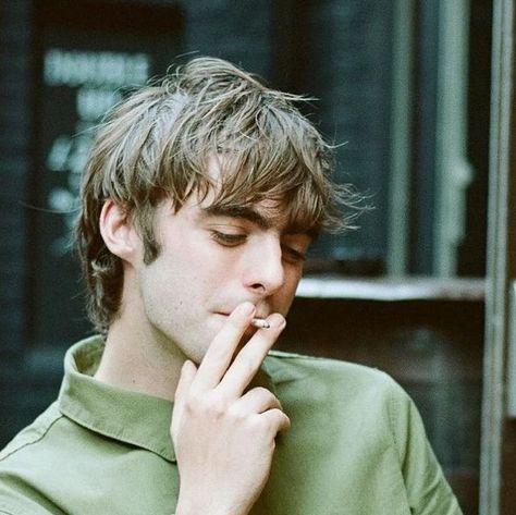 gallaghersuniverse||fan page on Instagram: "old photo of lennon via @faceless__london ‘s feed  #lennongallagher" Indie Guy Haircut, Lennon Gallagher Style, 1960s Male Hairstyles, Brit Pop Hair Men, 1970s Male Hairstyles, Vintage Men’s Hairstyles, Men’s Pixie Haircut, Men’s Medium Straight Hair Cuts, 70s Mens Hair Short