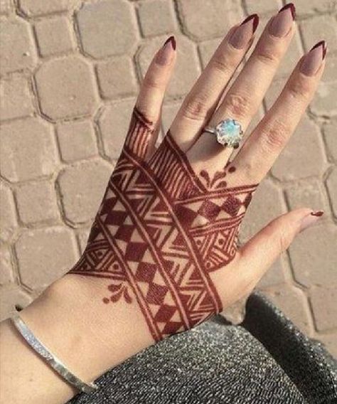 Tattoo Designs Unique, Jagua Henna, Henna Art Designs, Simple Henna Tattoo, Beginner Henna Designs, Very Simple Mehndi Designs, Stylish Mehndi, Pretty Henna Designs, Henna Tattoo Designs Simple