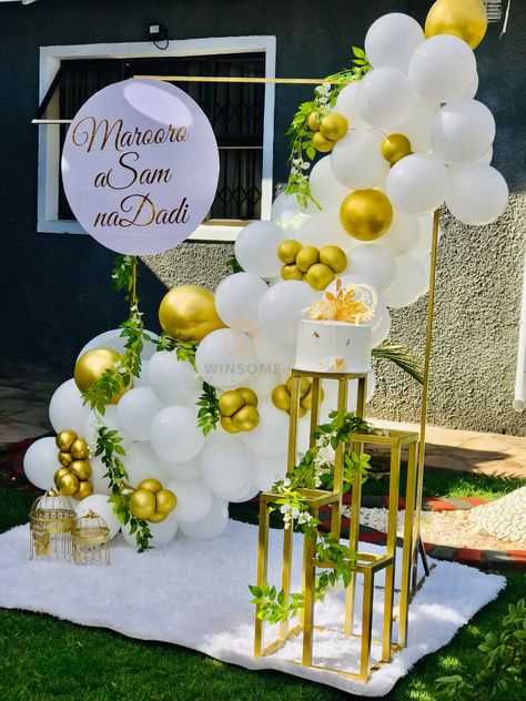 Square Frame Balloon Decor, Square Balloon Garland, Square Backdrop With Balloons, White And Gold Balloon Garland, White Gold Balloon Garland, Gold Balloon Garland, African Wedding Attire, Balloon Stands, Balloon Design