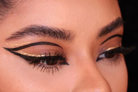 Gold And Black Eyeliner, Black And Gold Makeup Ideas, Black And Gold Eyeliner, Gold Graphic Liner, Birthday Eyeliner, Gold Eyeliner Looks, Comp Makeup, Universe Makeup, Black And Gold Makeup