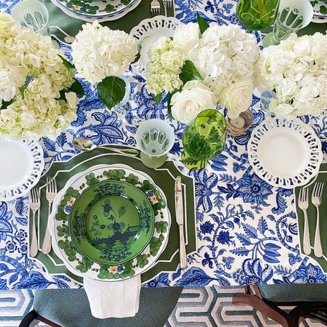 Ginori Oriente Italiano Table Setting, Ginori Tablescape, Blue And White Tablescapes, Carnation Design, Green Table Settings, Italian Weddings, Glassware Crafts, Ginori 1735, Table Setting Inspiration