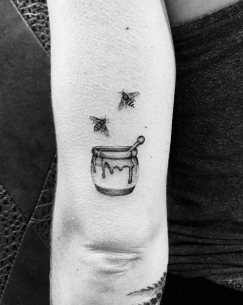 Pinterest | @amatilhadelobos         #AmatilhaDeLobos Tattoo Foot, Shape Tattoo, Foot Tattoos For Women, Gorgeous Tattoos, Detailed Tattoo, Bee Tattoo, Feather Tattoos, Pattern Tattoo, Trendy Tattoos