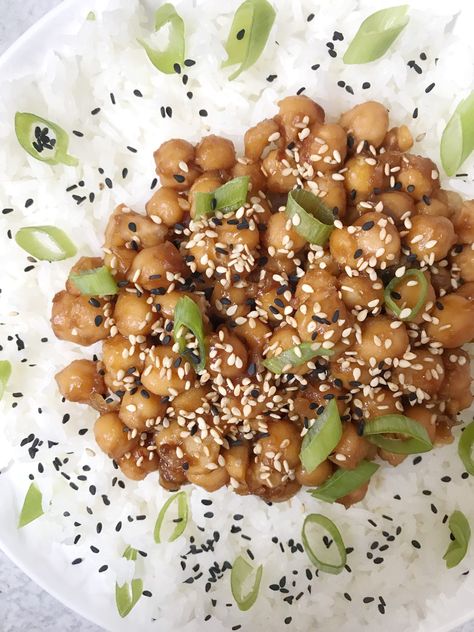 Mongolian Chickpeas – Plant Based Jane Mongolian Chickpeas, Mongolian Food, Chickpea Plant, Lettuce Cups, Chickpea Recipes, Red Pepper Flakes, Sriracha, Sesame Seeds, Chickpeas