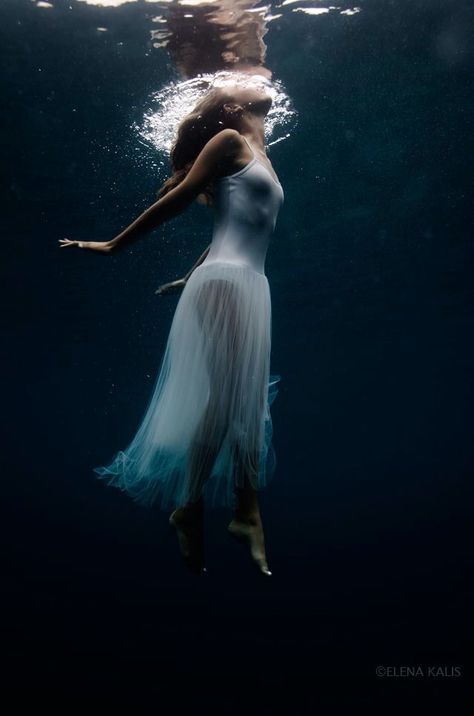 Reaching the surface in a white dress Underwater Photoshoot, Underwater Portrait, Bawah Air, Underwater Art, Underwater Photos, Water Photography, Water Art, Foto Art, Under Water