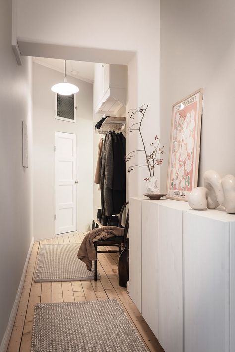 Scandinavian Entryway, Entrance Apartment, Hall Ways, Scandinavian Loft, Scandinavian Home Interiors, Sweden House, Dark Grey Kitchen, Scandinavian Apartment, Bedroom Interiors