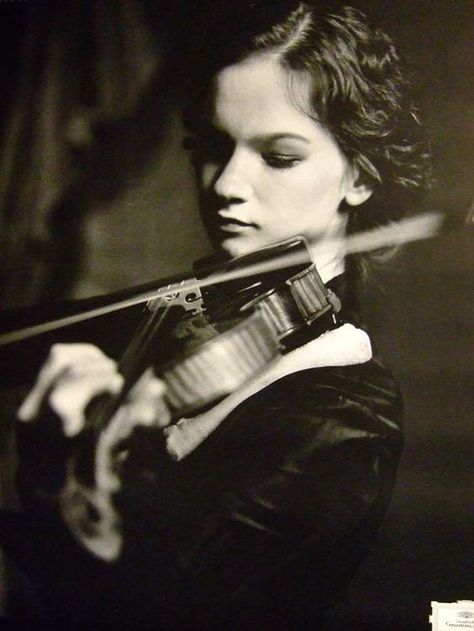 Violinist Photography, Hilary Hahn, Violin Photography, Playing The Violin, Violin Players, Johann Sebastian Bach, Patron Vintage, Learn Violin, Classical Musicians