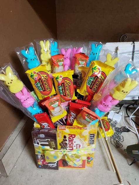 Ostara Desserts, Diy Easter Candy, Easter Candy Bouquet, Easter Arrangements, Easter Bouquet, Candy Arrangements, Candy Gift Baskets, Baskets Ideas, Candy Easter Basket