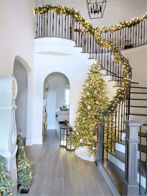 Christmas Garland Decorating Ideas, Christmas Stairs Decorations, Christmas Staircase Decor, Faux Fireplace Mantels, Stairs Renovation, Christmas Stairs, Stairway Decorating, Christmas Staircase, Christmas Entryway