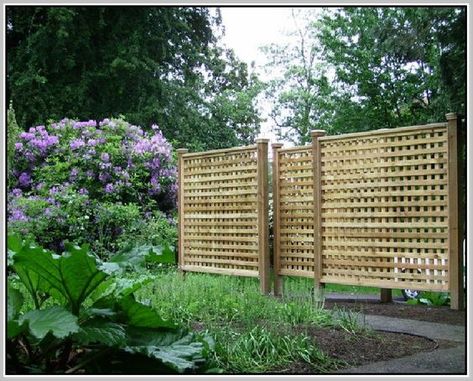 17 Lattice Fence Ideas For Your Yard Creative Fences, Lattice Fence Panels, Lattice Privacy Screen, Backyard Fence Decor, Privacy Fence Designs, Privacy Landscaping, Fencing Ideas, Pallet Fence, Horizontal Fence