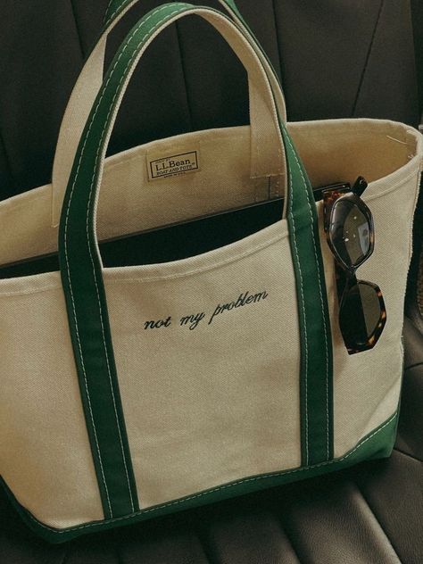 New England Summer Style, Ll Bean Tote, Bach Gift, Boat And Tote, Canvas Tote Bag Aesthetic, Totes Ideas, Tote Bag Aesthetic, Bag Aesthetic, What In My Bag