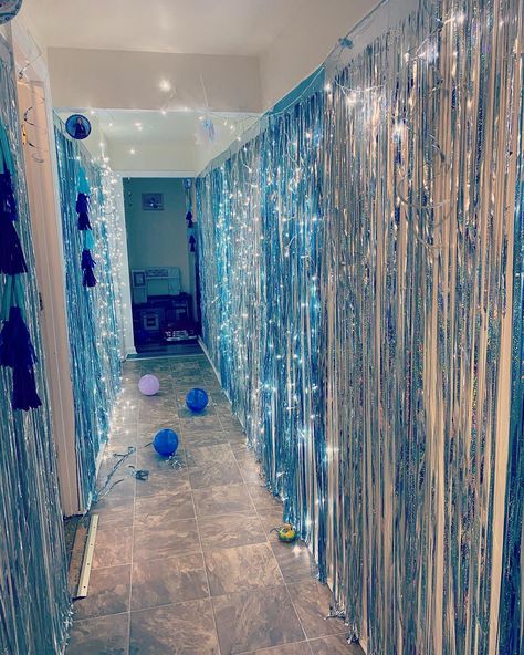 Frozen Birthday Party Entrance, Frozen Office Decor, Disney Frozen Party Decorations, Frozen Event Decor, Frozen Dance Party, Frozen Five Birthday, Frozen Birthday Theme Ideas, Frozen Birthday Ideas Decoration, Frozen House Decorations