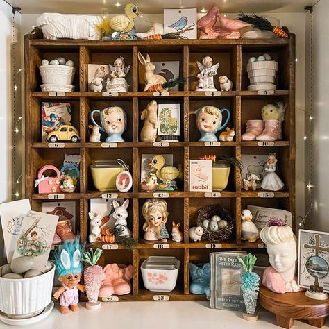 m e l b r u n k on Instagram: "🐰 E A S T E R C U B B I E S 🐣 I can’t believe Easter is almost here! I’m sharing my Easter cubbies for the #retroshowandtell bunnies theme with Cheryl @mycolorfulvintageheart Candice @littleredhousevintage #mel_loves_easter #melspbcubbies #easterdecor #vintageeasterdecor #springdecor #vintageeaster #vintagespring #mccoypottery #mccoyplanter #napco #napcobirthdayangels #pyrex #pyrexfridgies #pyrexgooseberry #vintageflashcards #vintageflowerfrogs #vintagetroll Displaying Miniatures, Cubby Decor, Vintage Jewelry Display, Dollhouse Interior, Wooden Cubby, Vintage Kitchens, Spring Decorating, Dolls House Interiors, Easter Decorations Vintage