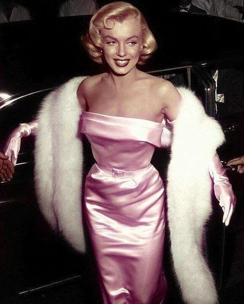 Hollywood Aesthetic Outfits, Marilyn Monroe Outfits, Old Hollywood Aesthetic, Hollywood Aesthetic, Monroe Dress, Hollywood Vintage, Marilyn Monroe Fashion, Photographie Portrait Inspiration, Old Hollywood Glam