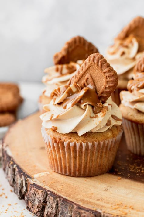 Soft Cupcakes, Cookie Butter Frosting, Biscoff Cupcakes, Homemade Cupcake Recipes, Biscoff Recipes, Biscoff Cookie Butter, Butter Cupcakes, Biscoff Cookies, Lotus Biscoff