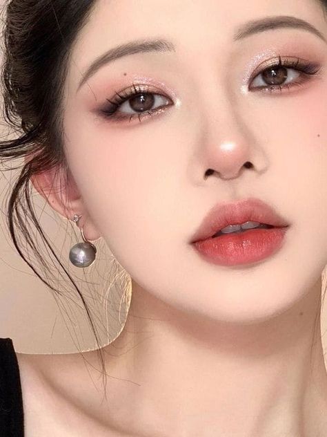 glitter eyes and brown lips Makeup Layout, Pony Makeup, Romantic Makeup, Day Makeup Looks, Graduation Makeup, Korean Eye Makeup, Formal Makeup, Valentines Day Makeup, Ethereal Makeup