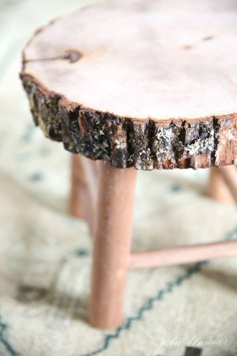 DIY Rustic Wood Slice Bathroom Stool      . . . could longer legs make this usable as a counter stool by an island? Stick Furniture, Large Wood Slices, Wood Slice Decor, Wood Cookie, Diy Stool, Diy Nature, Julie Blanner, Bathroom Stool, Wood Slice Crafts