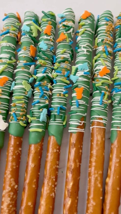 Jaslin Tsai | Dinosaur theme is so popular right now. Even my youngest asks me if he can have dinosaur cake for his birthday. Sprinkles @candi.fetti… | Instagram Dino Candy Bar, Dinosaur Birthday Party Dessert Table, Dinosaur Pretzel Rods, Dinosaur Rice Krispie Treats, Dinosaur Birthday Treats, Dinosaur Cupcakes Boys, Food For Dinosaur Themed Party, Dinosaur Birthday Food Ideas, Dinosaur Candy Table