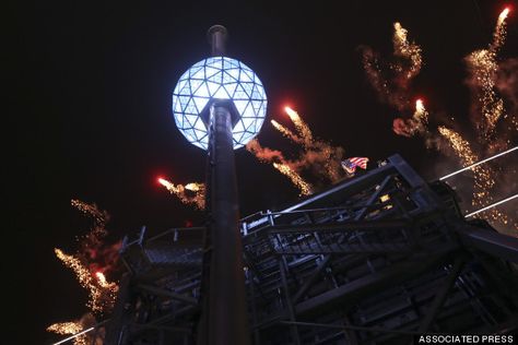 10 Things You Never Knew About The New Year's Ball In Times Square Times Square Nye, Times Square Ball Drop, New York New Years Eve, New Years Eve Ball, New Years Ball, Greek Islands To Visit, Yoga Retreats, Ball Drop, New Years Eve Outfits