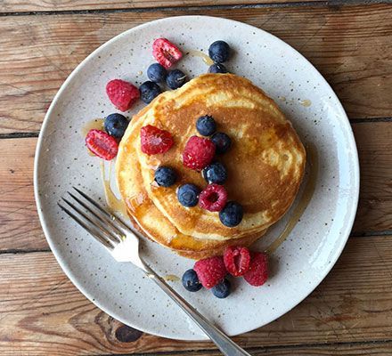 Pancakes for one Easy Pancake Batter, American Style Pancakes, Crepes Party, Pancakes For One, Easy Banana Pancakes, One Person Meals, Perfect Pancakes, Oat Pancakes, Bbc Good Food