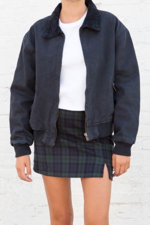 2018 Brandy Melville, Brandy Melville Jacket Outfit, Windbreaker Outfit Aesthetic, Windbreaker Outfit Casual, 2012 Hipster, Brandy Jacket, Coat Ideas, Uni Student, Brandy Melville Jacket