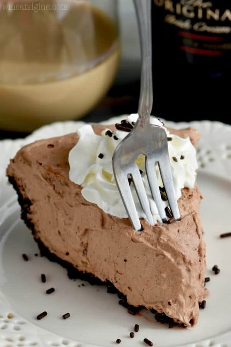 No Bake Baileys Chocolate Pie - Simple Joy Bailey Cheesecake, Baileys Pie, Baileys Chocolate Pie, Chocolate Pie Easy, Recipes No Bake, Easy Chocolate Pie, Peanut Butter Cup Brownies, Store Bought Pie Crust, Baileys Recipes