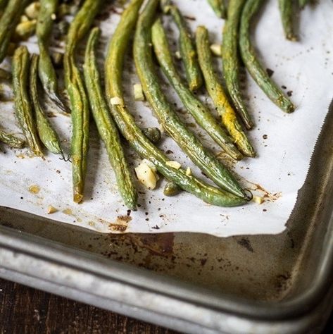 Best Ever Oven Roasted Green Beans - The Wanderlust Kitchen Oven Roasted Green Beans, Roasted Green Beans, Holiday Meal, Fresh Green Beans, Green Bean Recipes, Veggie Side Dishes, Side Recipes, Veggie Dishes, Oven Roast