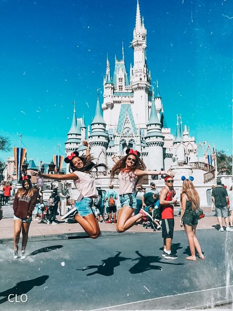 Disney Poses Ideas Best Friends, Disney Photo Ideas Friends, Disneyland Couples Pictures, Disney Land Pictures, Disneyworld Pictures, Disney Poses, Disney Picture Ideas, Disney Parque, Disney Florida