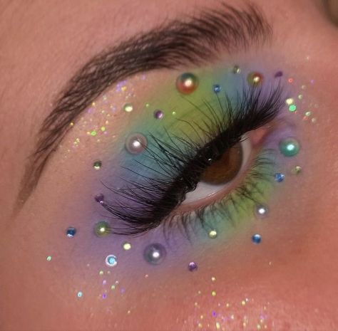 Easy Creative Eye Makeup, Iridescent Eyeshadow Looks, 2016 Makeup Looks, Rave Hairstyles Curly Hair, Applying Eyeshadow, Cute Eye Makeup, Graphic Makeup, Rave Makeup, Swag Makeup