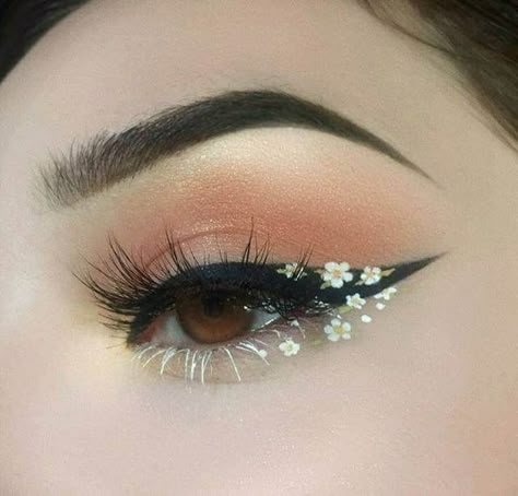 Photo | pinterest | campbellxsoup ~ #Flower #Flowers #Firepo… | Flickr Cute Eyeliner Ideas, Fun Eyeshadow Looks, Cool Eye Makeup, Sanggul Cepol, Future Makeup, Victorian Fairy, Make Up Diy, Summer Eye Makeup, Make Up Designs