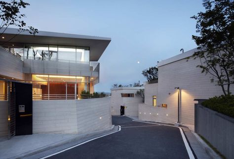 Seongbuk Gate Hills / Joel Sanders Architect, Haeahn Architecture Korean House Exterior, Dream Mansion, Eco House, Traditional Architecture, House Goals, Villa Design, Pretty House, Apartment Interior, Luxury Apartments